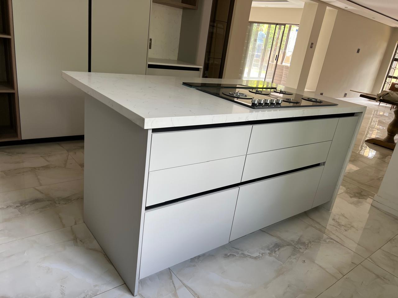 Minimal Handleless Island with Shadow Line Detail