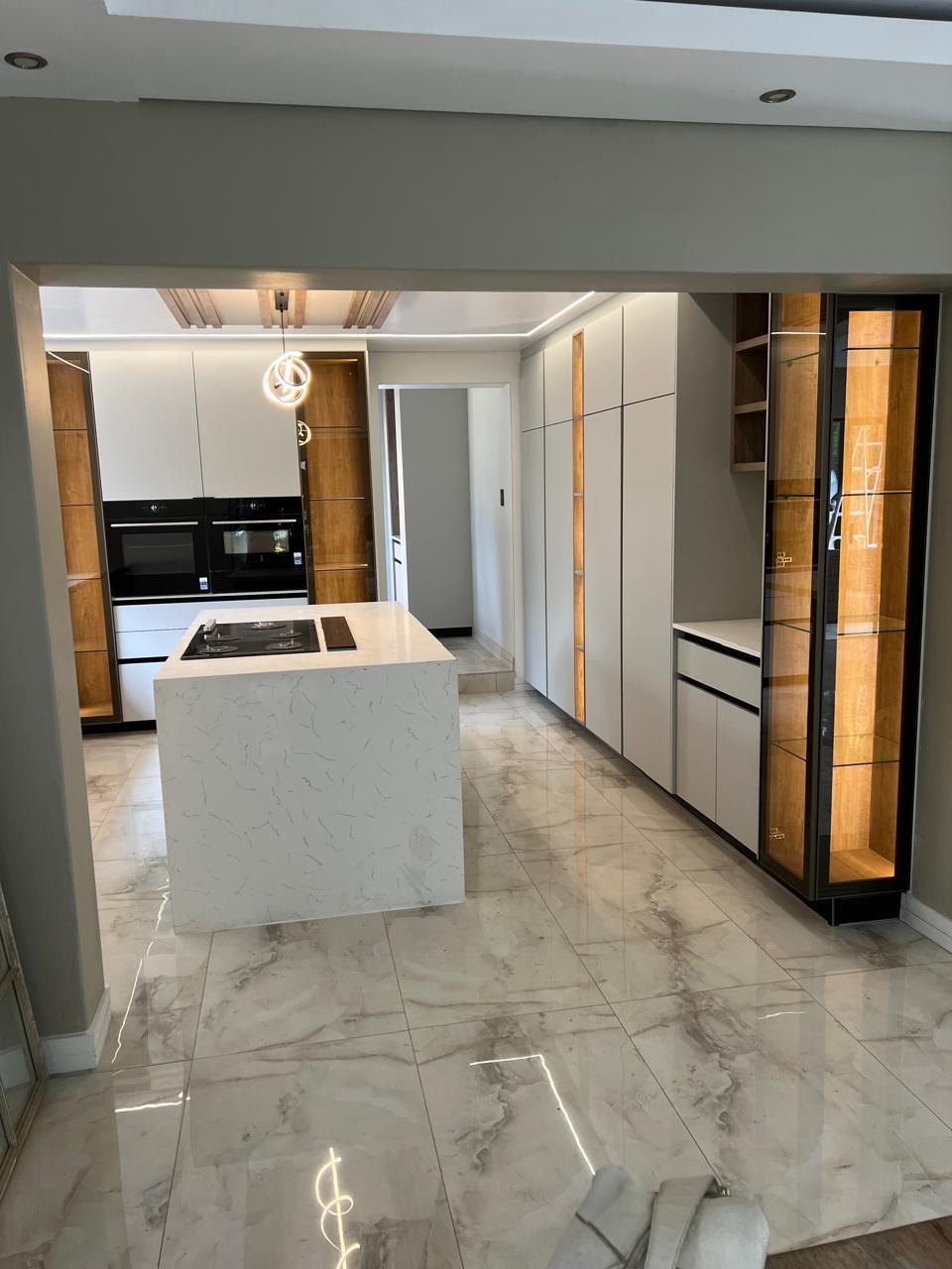 Open-Plan Island Kitchen over Marble Porcelain