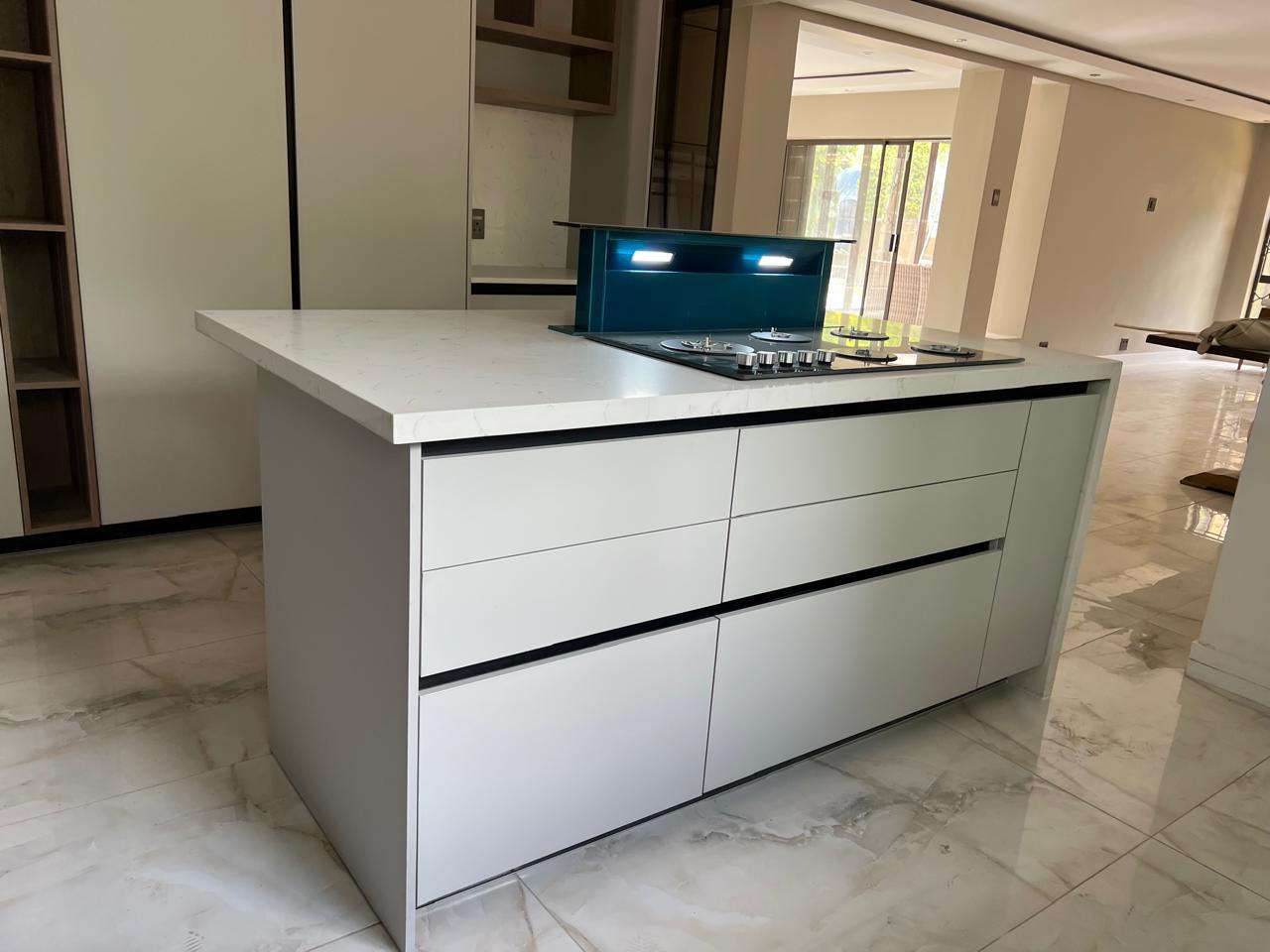 Downdraft Extractor Island in White Quartz